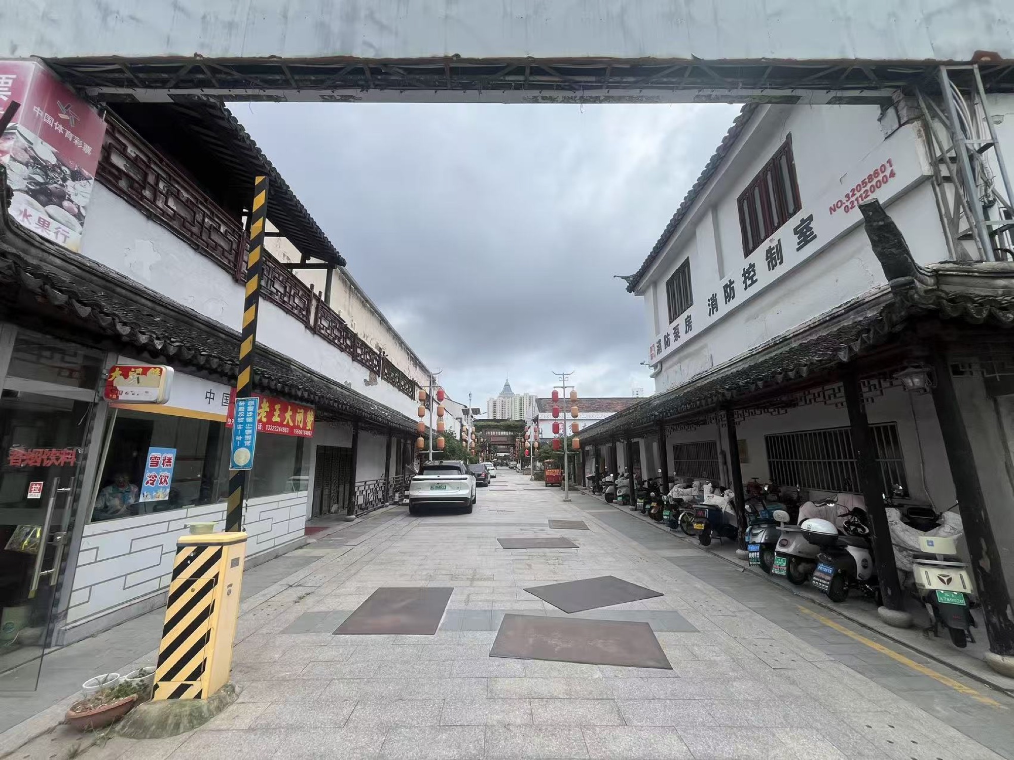 东方明珠红木坊北侧苏式红木街实景